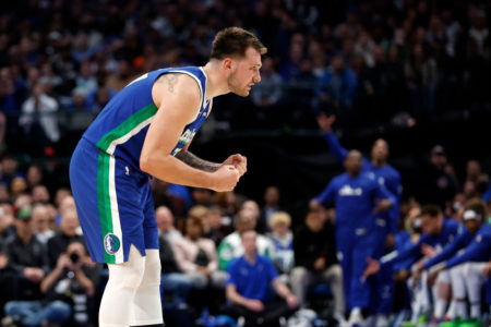 Luka Doncic comemora em jogo - Metrópoles