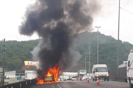 Caminhão pega fogo e exala fumaça preta em acostamento de rodovia em Santa Catarina - Metrópoles