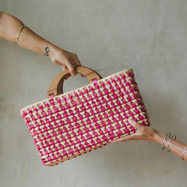 Modelos seguram bolsa de palha da Bel Brand - Metrópoles