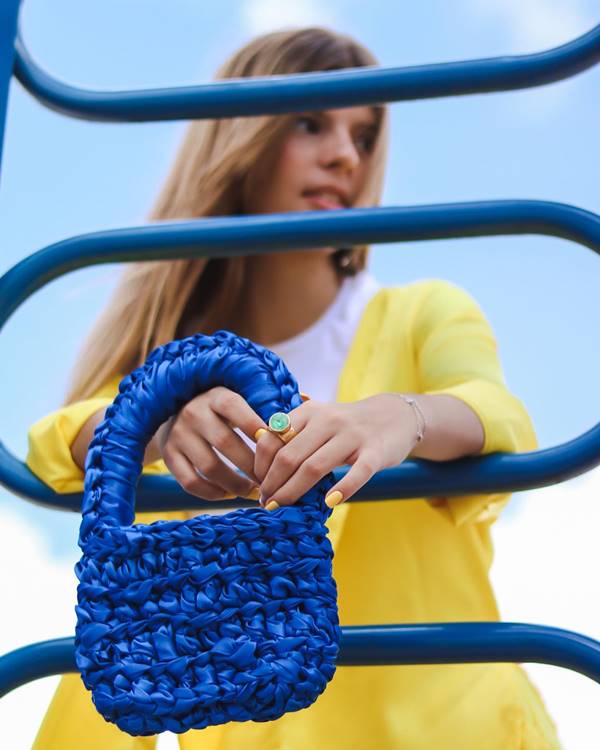 Modelos usa bolsa azul de tricô - Metrópoles