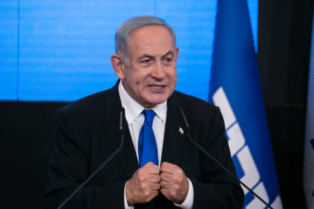 O ex-primeiro-ministro israelense e líder do partido Likud, Benjamin Netanyahu, fala em um evento na noite da eleição em Jerusalém, Israel. As pesquisas de boca de urna mostraram Netanyahu com uma estreita vantagem no final do dia da eleição, a quinta do país em quatro anos que nomeará um novo Kesset, o parlamento de 120 assentos - Metrópoles