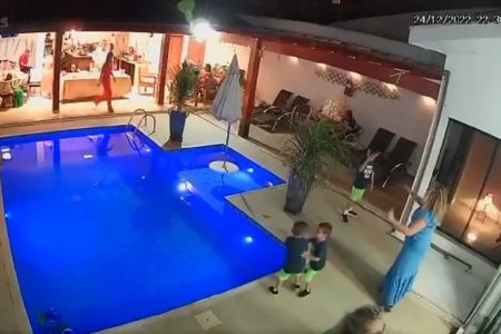 Crianças bricam próximo a piscina - Metrópoles