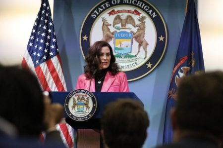 Governadora do estado do Michigan fala em um púlpito - Metrópoles