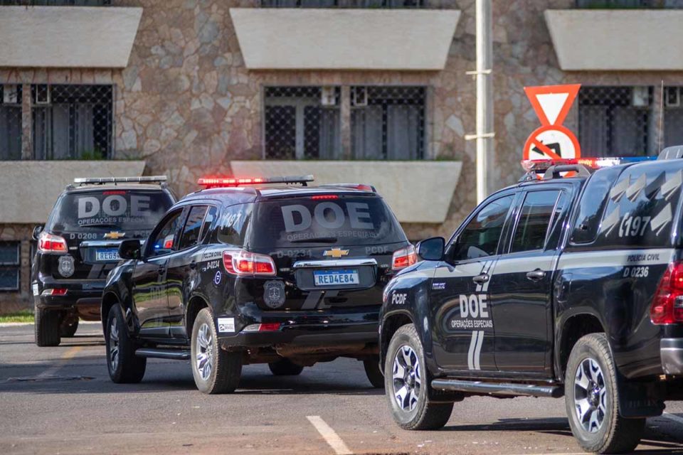 Operação conjunta da Polícia Civil do Distrito Federal e da Polícia Federal prende bolsonaristas autores de ataques terroristas na cidade. Na imagem, viaturas se deslocam próximas à sede da PF - Metrópoles