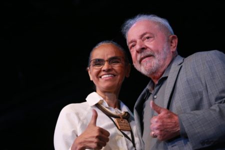 O presidente eleito Lula anuncia no CCBB os últimos dezesseis ministros para compor seu governo. No detalhe, ele posa com a nova ministra do Meio Ambiente, Marina Silva - Metrópoles