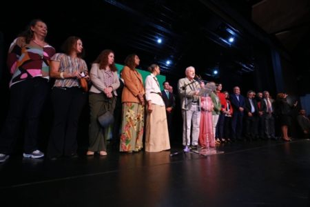 O presidente eleito Lula anuncia no CCBB os últimos dezesseis ministros para compor seu governo. Ele fala diante de um púlpito cercado de autoridades e políticos - Metrópoles