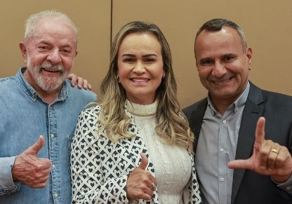 A ministra do Turismo, Daniela Carneiro, entre Lula e Waguinho