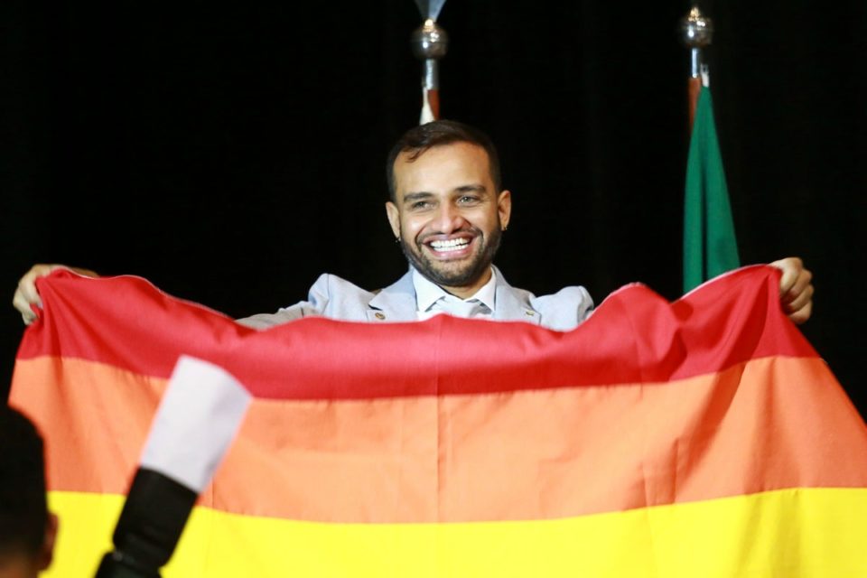 Com bandeira LGBTQIA+ Fábio Félix, deputado mais votado da história do DF, é diplomado deputado distrital.