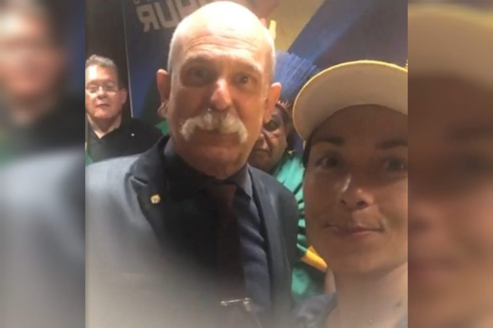 Fotografia colorida da publicitária Klio Harino ao lado do deputado federal Sargento Fahur