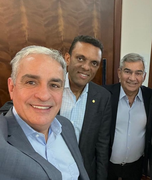 Deputados André Ceciliano (PT-RJ) e Otoni de Paula (MDB-RJ) ao lado do ex-ministro Gilberto Carvalho