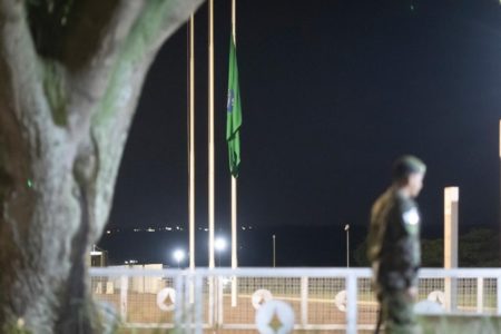 Bandeira a meio mastro em luto nacional por Pelé no Palácio do Alvorada - Metrópoles