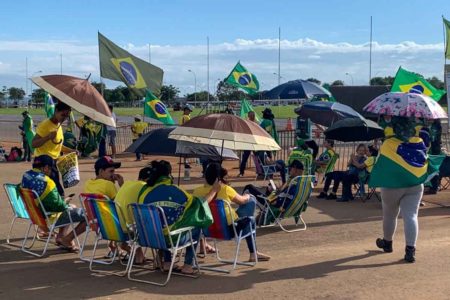 Às vésperas da posse, "patriotas" acampados em frente ao Quartel-General do exército em Brasília comemoram a desistência da operação para desmobilizar a concentração de apoiadores do atual presidente da República - Metrópoles