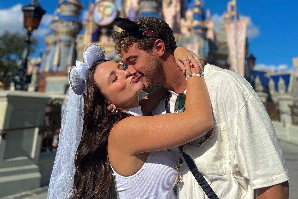 Larissa Manoela e André Luiz Frambach posam para fotos na Disney