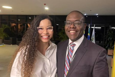 Silvio Almeida, novo ministro do governo Lula, anuncia Rita Cristina de Oliveira como secretária executiva do Ministério dos Direitos Humanos. Eles aparecem sorrindo juntos - Metrópoles