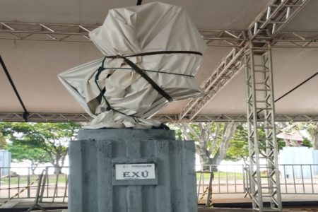 Intolerância religiosa: imagem de Exú é tapada na Praça dos Orixás