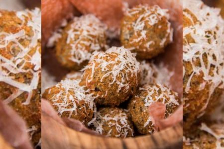 Foto de bolinhos de lentilha dentro de uma cestinha de madeira e polvilhados com queijo ralado