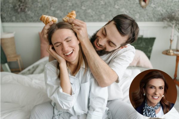 Casal de namorados brincando na cama - Metrópoles