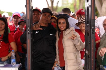 Imagem colorida mostra Jessica Paula de Lima e Joao Paiva dos Santos, de Paulo Afonso-BA, Chegaram ontem às 21h passaram a virada na fila para acompanharem a posse do presidente Lula - Metrópoles