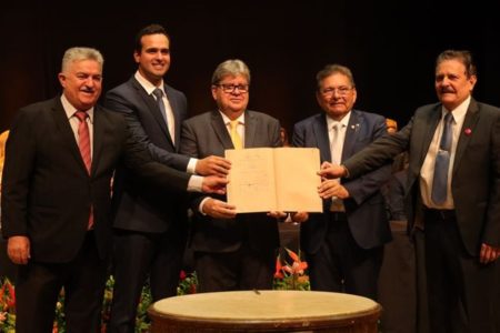 João Azevêdo é empossado para 2º mandato como governador da Paraíba - Metrópoles