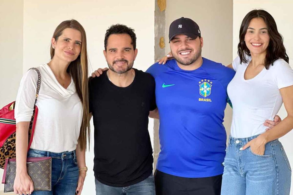 Foto colorida de Flávia Fonseca, Luciano Camargo, Nathan Costa Camargo e Izabella Camargo