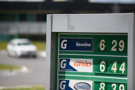 Foto colorida de posto de combustível mostrando o preço da gasolina em Brasília - Metrópoles