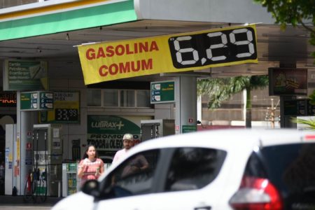 Foto colorida de posto de combustível mostrando o preço da gasolina em Brasília - Metrópoles