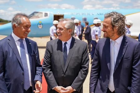 homens em frente a avião - metropoles