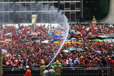 Clima de carnaval: bombeiros jogam água para aliviam calor na posse