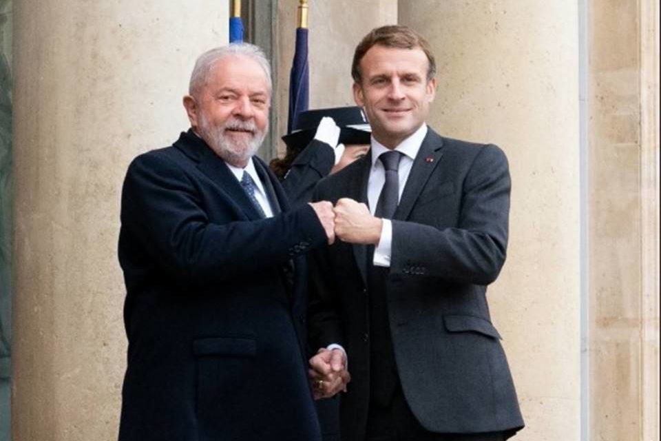 foto colorida de lula e macron