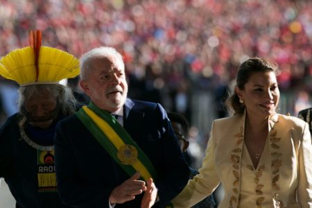 Lula e Janja sobem a rampa após receber a faixa presidencial na rampa do Palácio do Planalto - Metrópoles
