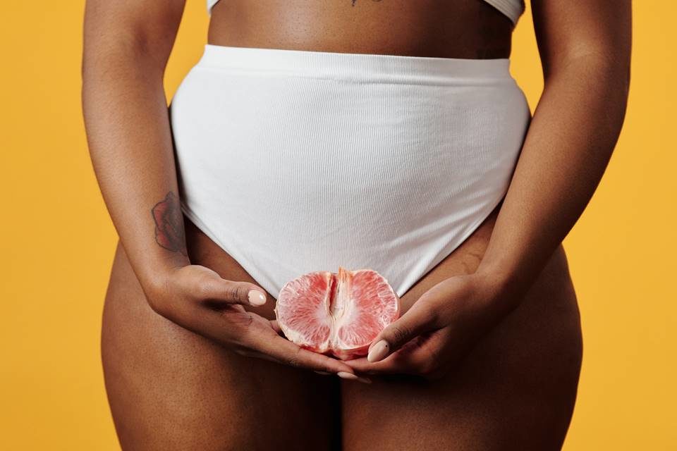 Mulher segurando uma toranja em representação à vagina - Metrópoles