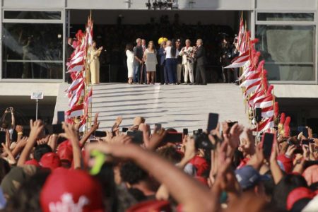 Presidente Luiz Inácio Lula da Silva chega ao Palácio planalto para receber a faixa presidencial durante a posse - Metrópoles