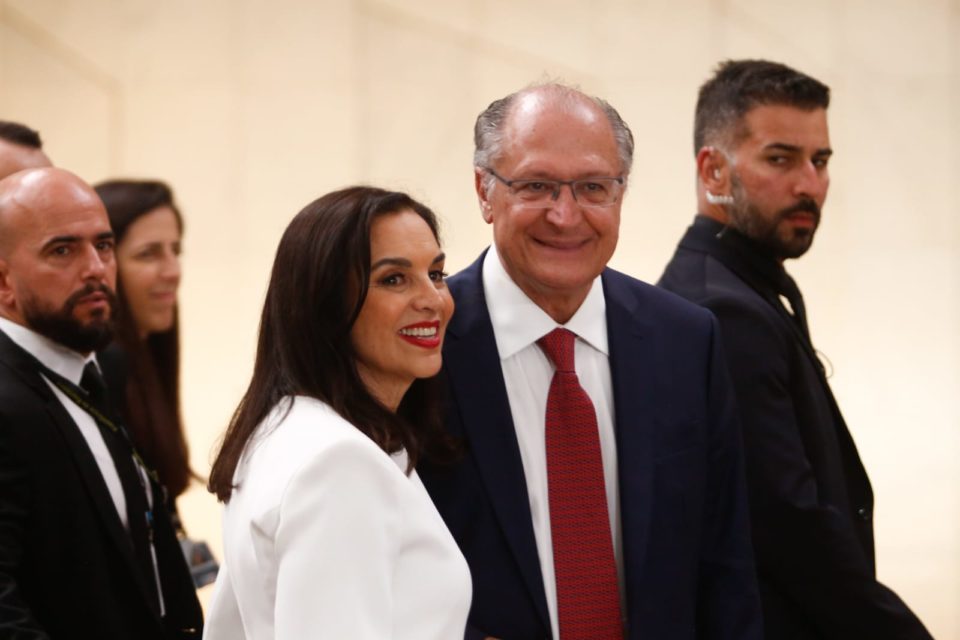 Vice-presidente Geraldo Alckmin, com a esposa Lu Alckmin, deixa recepção no Palácio Itamaraty e sinaliza ir ao Festival do Futuro 3Vice-presidente Geraldo Alckmin, com a esposa Lu Alckmin, deixa recepção no Palácio Itamaraty e sinaliza ir ao Festival do Futuro 3