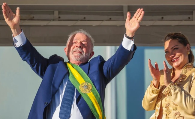 imagem colorida presidente luiz inácio lula da siva faixa presidencial janja ao lado