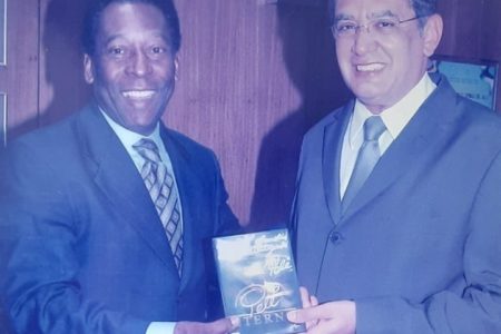 O ex-jogador Pelé entrega DVD com sua cine-biografia ao ministro do STF Gilmar Mendes, e ambos sorriem - Metrópoles