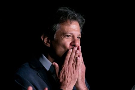 Fernando Haddad, ministro da Economia, faz sinal de agradecimento à plateia mandando beijos em cerimônia que marca sua posse - Metrópoles