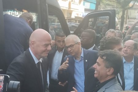 Gianni Infantino, presidente da Fifa comparece a velório do ex-jogador Pelé - Metrópoles