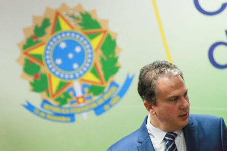 Camilo Santana toma posse como ministro da Educação em cerimônia no Ministério, cercado de autoridades e políticos. Ele olha para o lado e conversa na imagem - Metrópoles