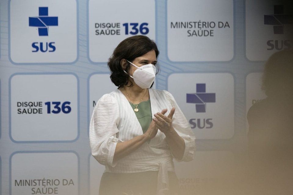 Nisia Trindade toma posse como ministra da Saúde em cerimônia no ministério. Ela usa máscara e aplaude - Metrópoles