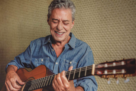 imagem colorida de Chico Buarque tocando violão - Metrópoles