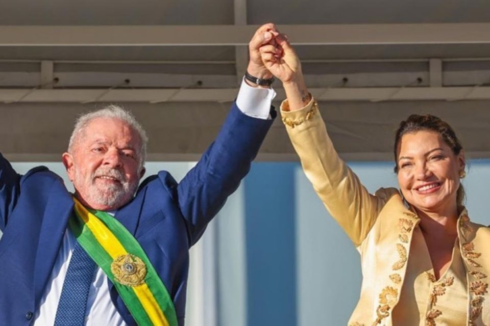 Na imagem com cor, Lula e Janja na posse presidencial - Metrópoles