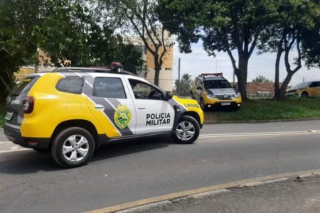 Viatura da PM em frente de casa invadida em Curitiba - Metrópoles