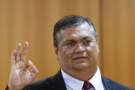 Ministro da Justiça e Segurança Pública, Flávio Dino (PSB), faz sinal de Ok com as mãos - Metrópoles