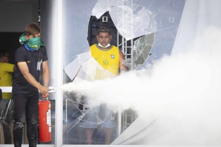 Foto colorida de atos antidemocráticos em Brasília STF Congresso Palácio do Planalto - Metrópoles