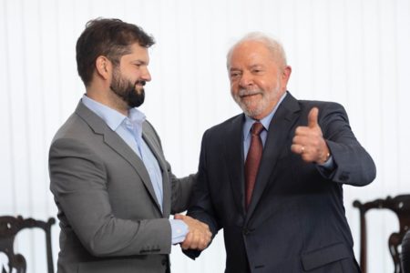 Presidente Luís Inácio Lula da Silva cuprimenta o presidente da República do Chile, Gabriel Boric Font no palácio do Itamaraty - Metrópoles