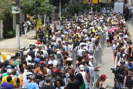 Imagem colorida mostra Fãs fazem fila para se despedir de Pelé na Vila Belmiro - Metrópoles