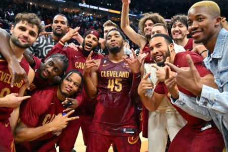 Donovan Mitchell celebra os 71 pontos com os companheiros de Cavaliers