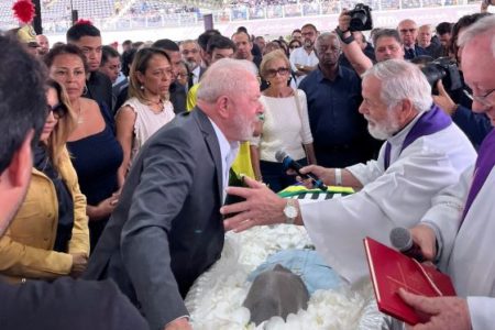 Lula vai a velório do Rei Pelé na Vila Belmiro, em Santos