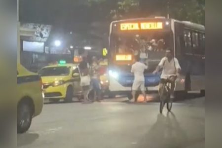 video onibus atropela bombeiro no rio de janeiro - Metrópoles