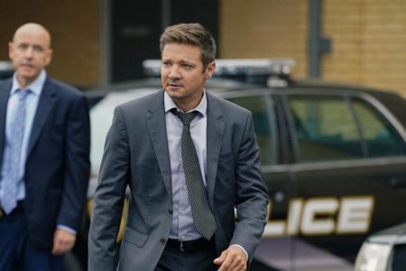 Jeremy Renner de terno em cena e filme - Metrópoles